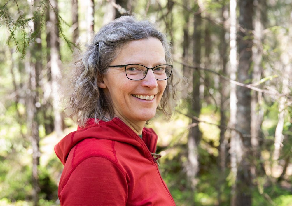 Anne Sverdrup-Thygeson i en skog.