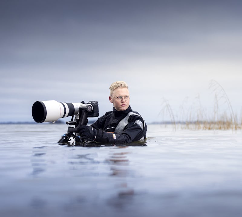 Joans Classon håller en kamera i vattnet.