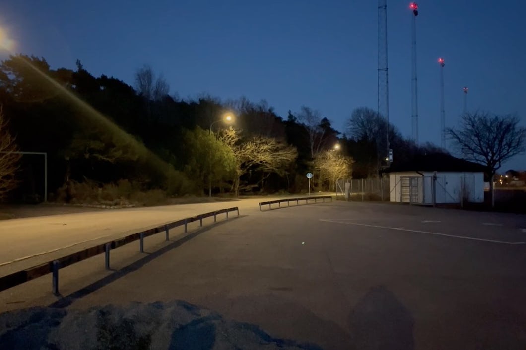 Gångvägen i Falkenberg som fått ny belysning som sparar el och minskar störningar för naturen.