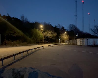 Gångvägen i Falkenberg som fått ny belysning som sparar el och minskar störningar för naturen.