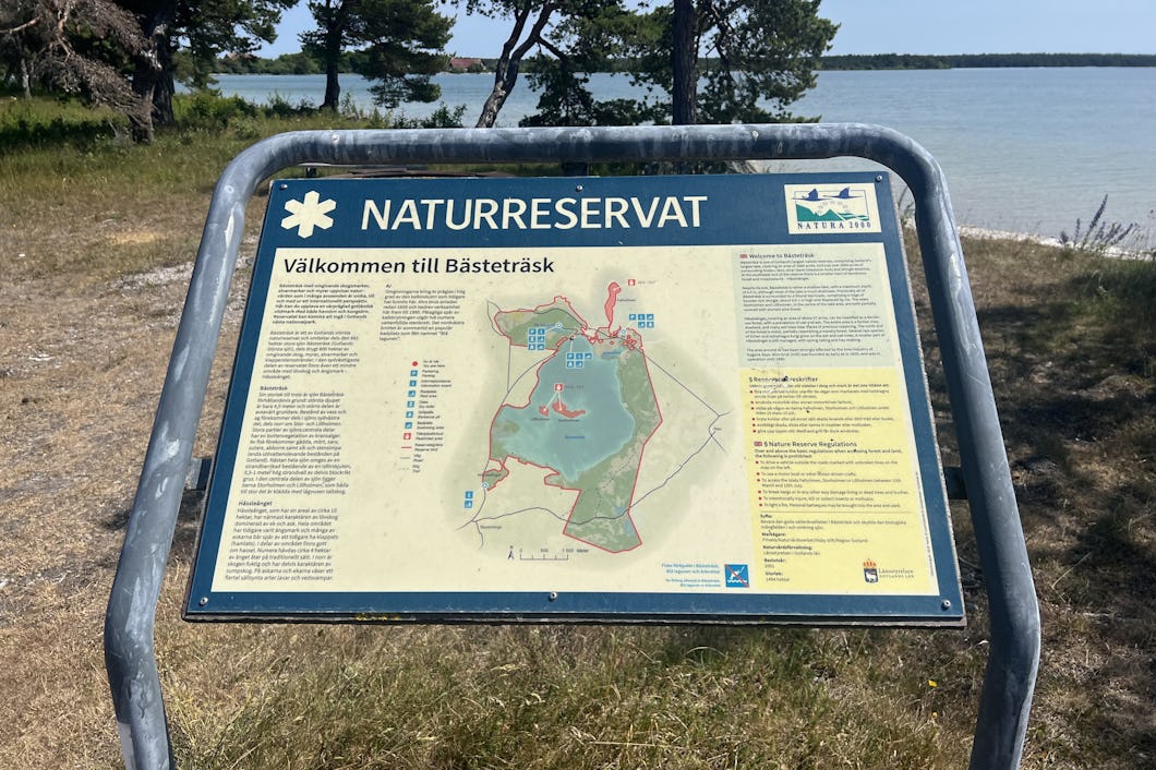 Informationsskylt över Bästeträsks naturreservat.