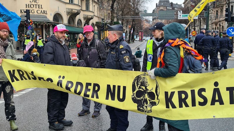 Extinction Rebellions banderoller vid stoppet för biltrafiken i centrala Stockholm.