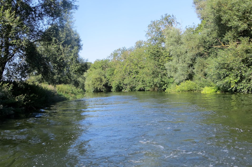Floden Nene mellan Wansford och Wansford.