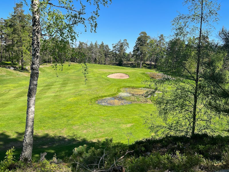 Björkhagens golfklubb ligger mitt i Nackareservatet och är omgärdat av blandskog med en hel del gamla träd, ett sjösystem och hällmark.