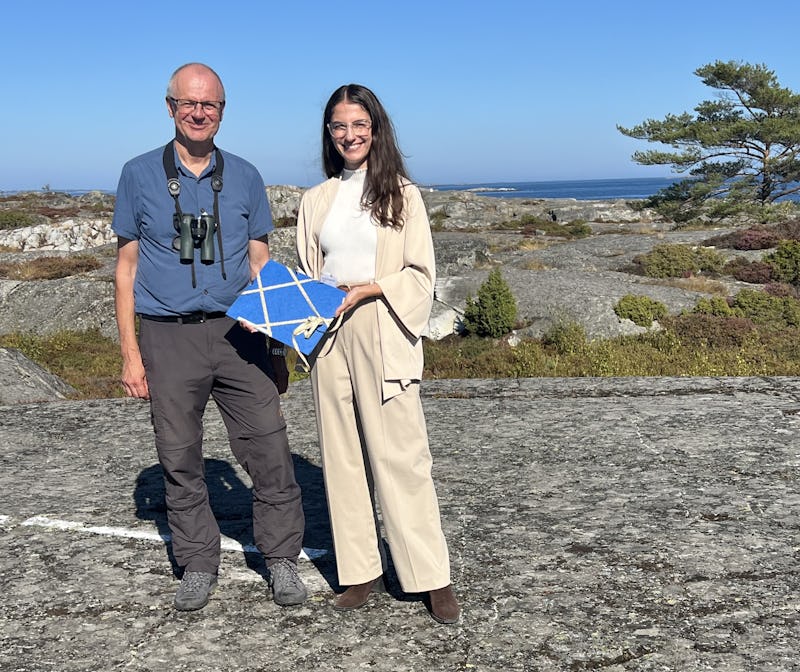 Claes Svedlindh lämnar över förslag på Nämdöskärgårdens nationalpark till miljöminister Romina Pourmokhtari.