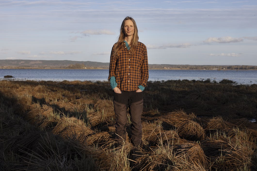 Biologen, journalisten och författaren Anna Froster tilldelas Natur & Kulturs populärvetenskapliga pris 2025 för sina intresseväckande naturskildringar.
