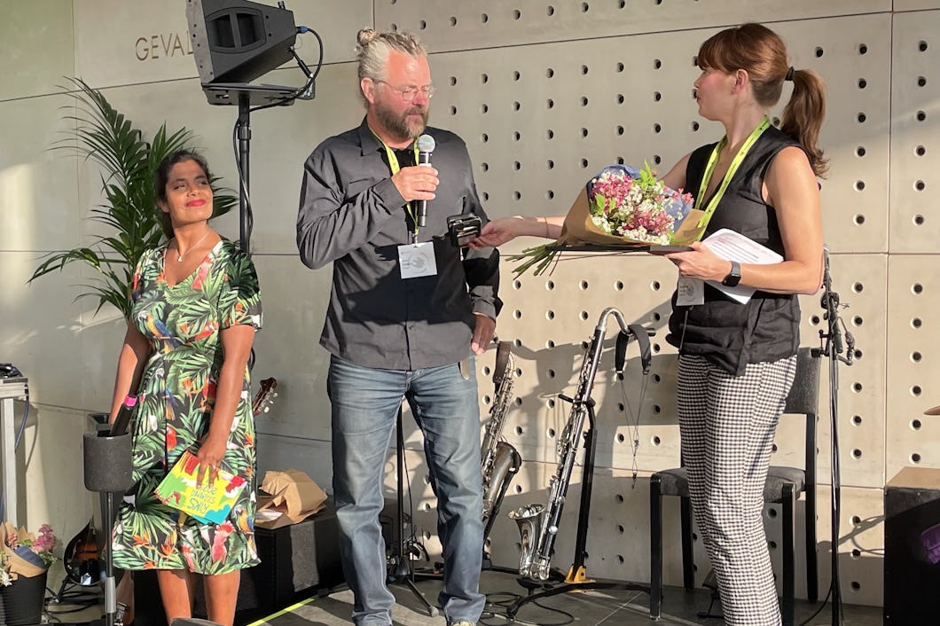Emil V Nilsson tar emot utmärkelsen Silverfalken 2025 av Naturskyddsföreningen.