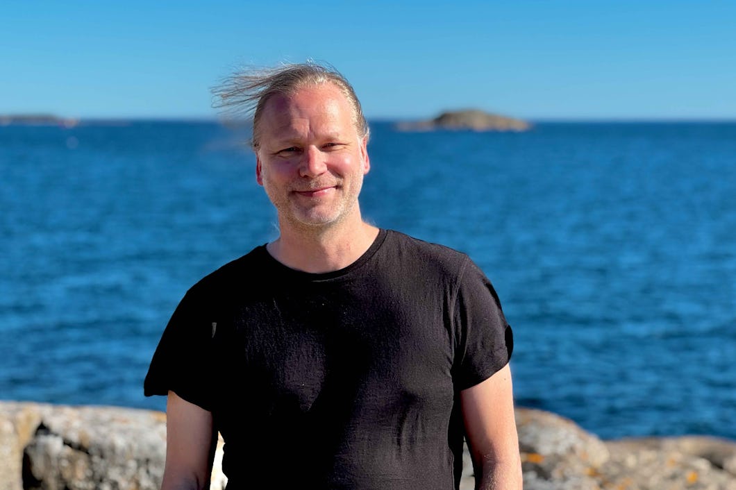 Naturskildraren Martin Emtenäs en blåsig dag ute på Femörehuvud i sörmländska skärgården.