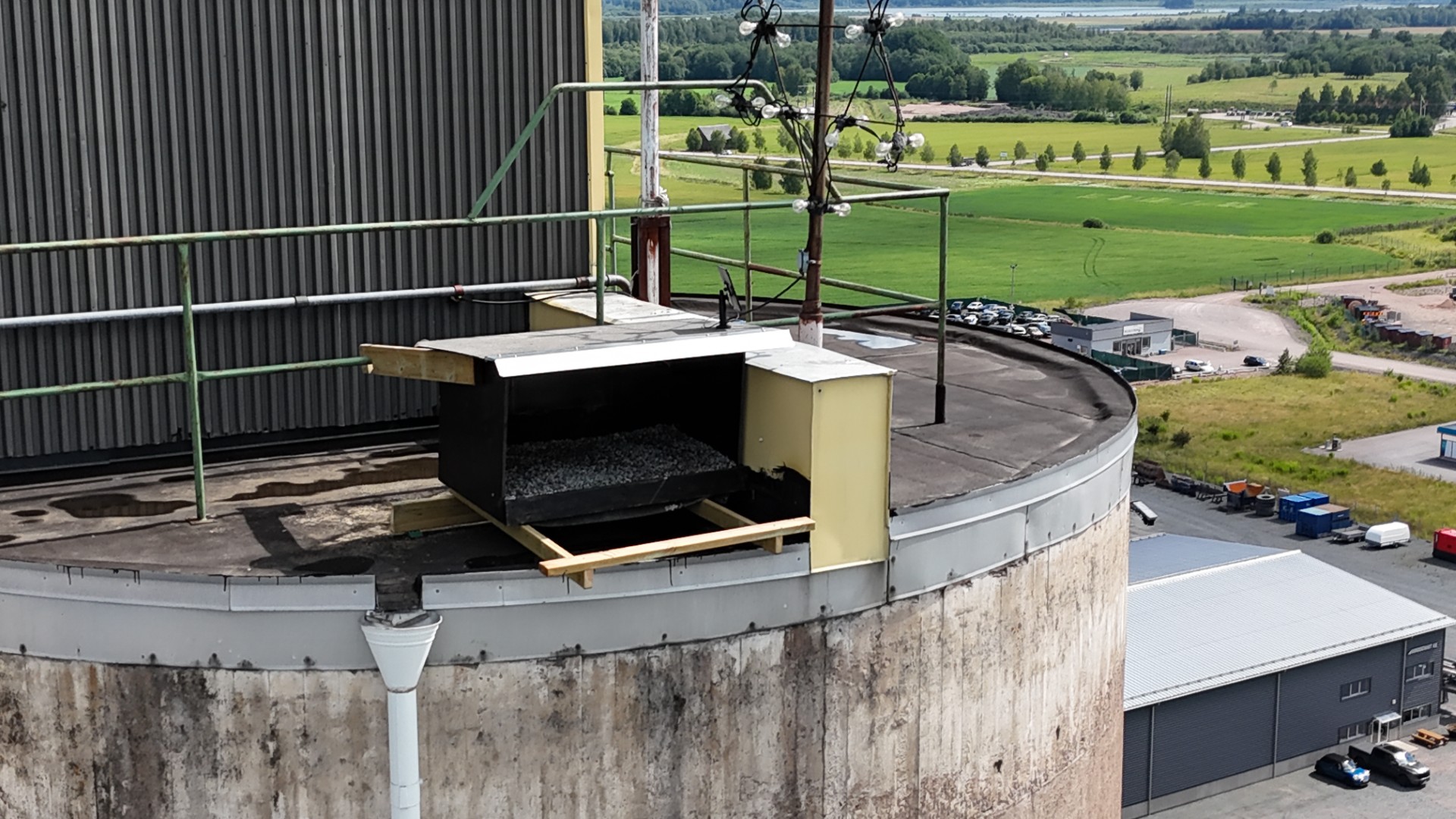 Pilgrimsfalksholk på Lantmännen Fastigheters silo i Hedemora.