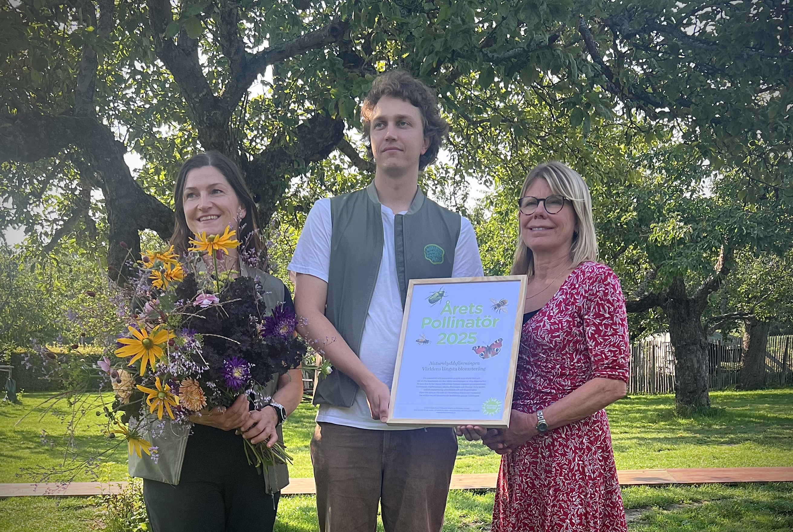 Linnéa Grahn, Felix Havermark och Karin Lexén från Naturskyddsföreningen fick ta emot utmärkelsen Årets Pollinatör för projektet "Världens längsta blomsteräng".
