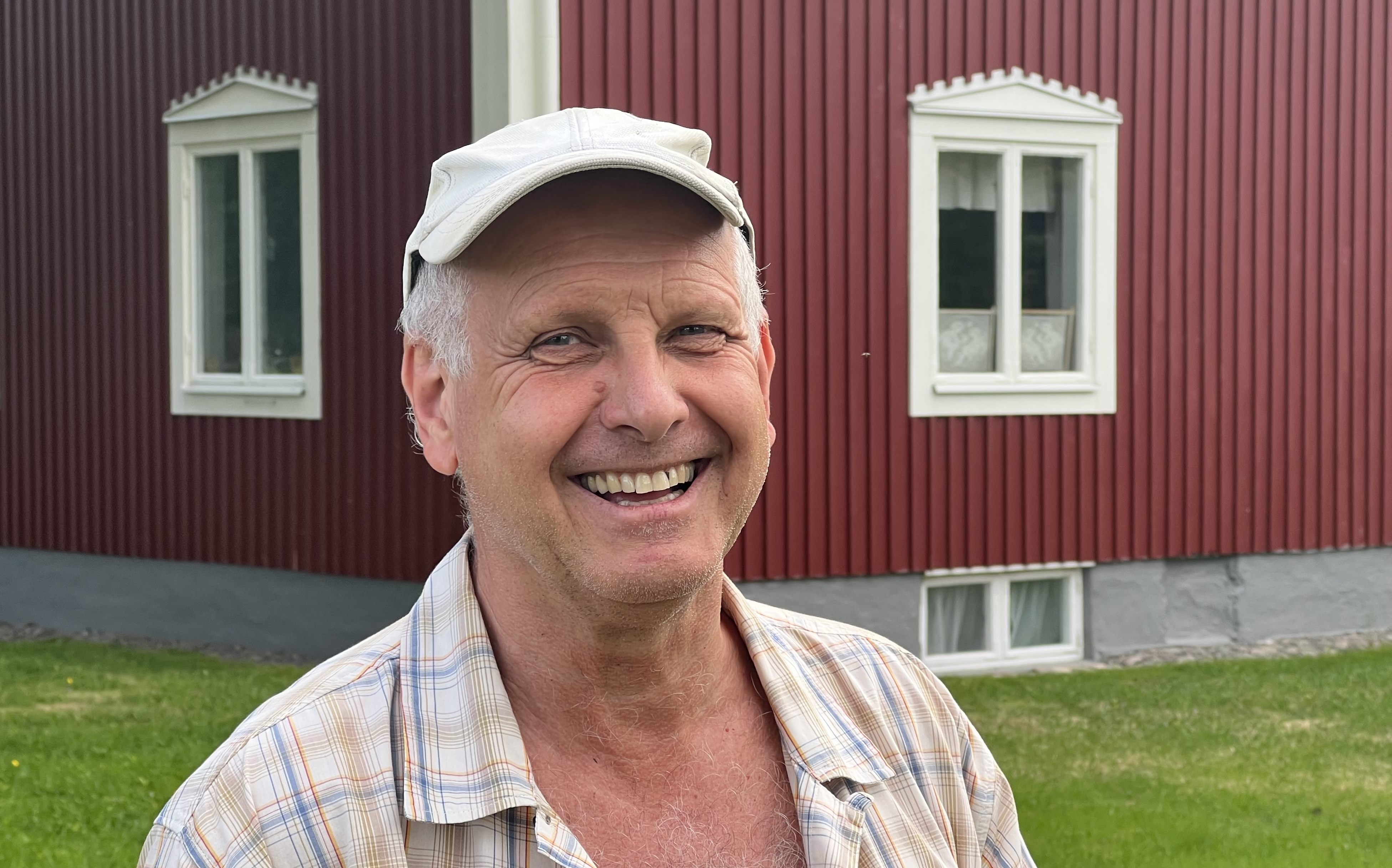 Mats Karström framför Lövgården – hans hem och också en plats där han ständigt letar efter arter. Det börjar närma sig 2 000 olika arter nu.