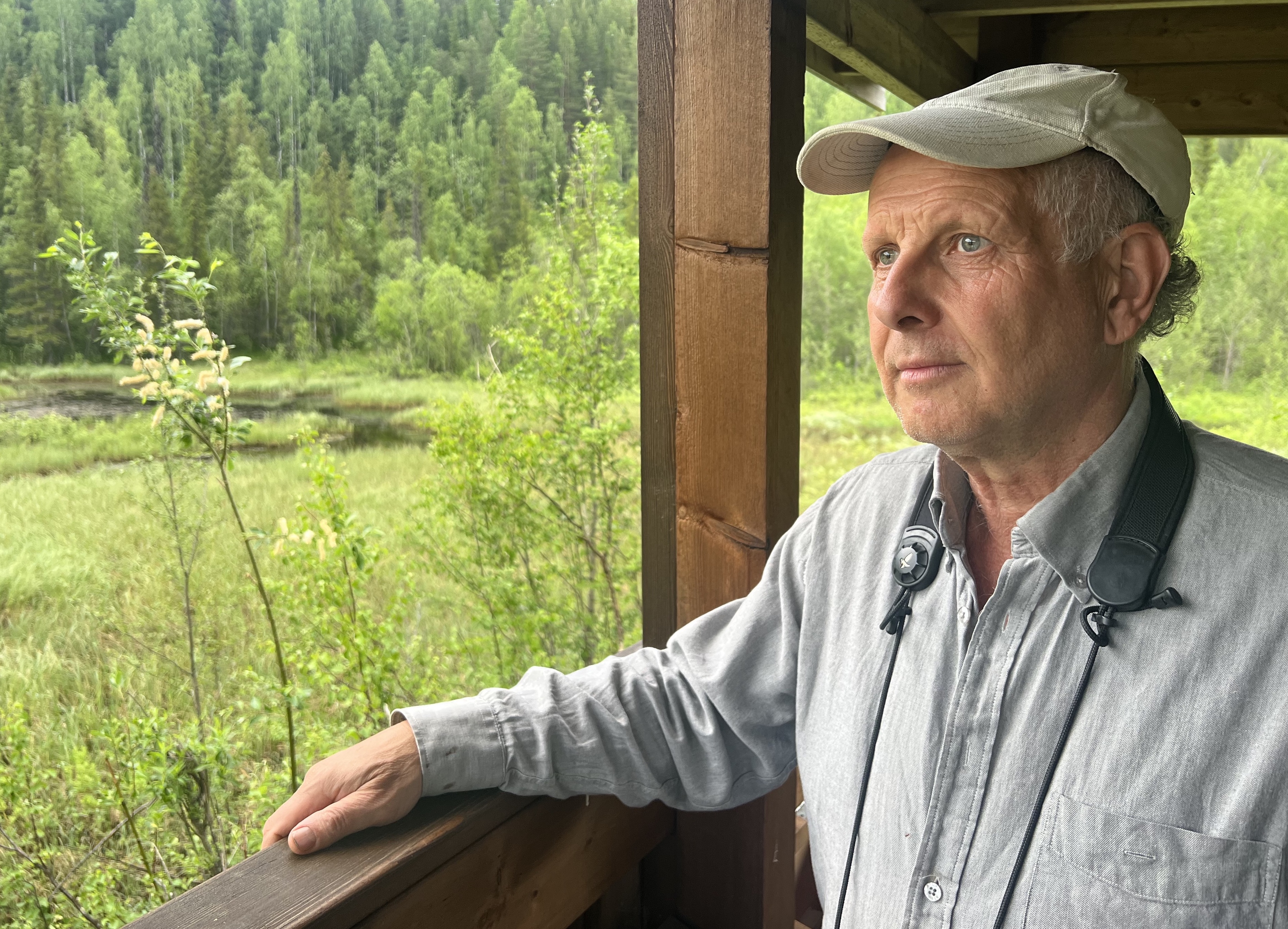 Mats Karström vid fågeltornet i området som han fått skyddat.