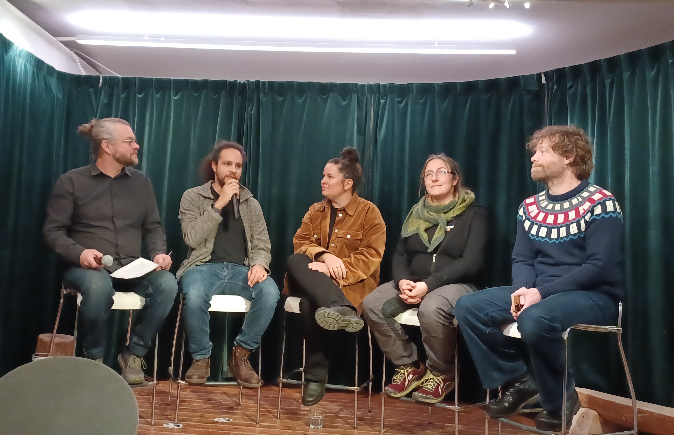 Naturpodden firar 10 år med en livesädning på Biotopia. Från vänster: Emil V Nilsson, Daniel Schrire, Johanna Sköld, Maria Brandt och Erik Hansson.