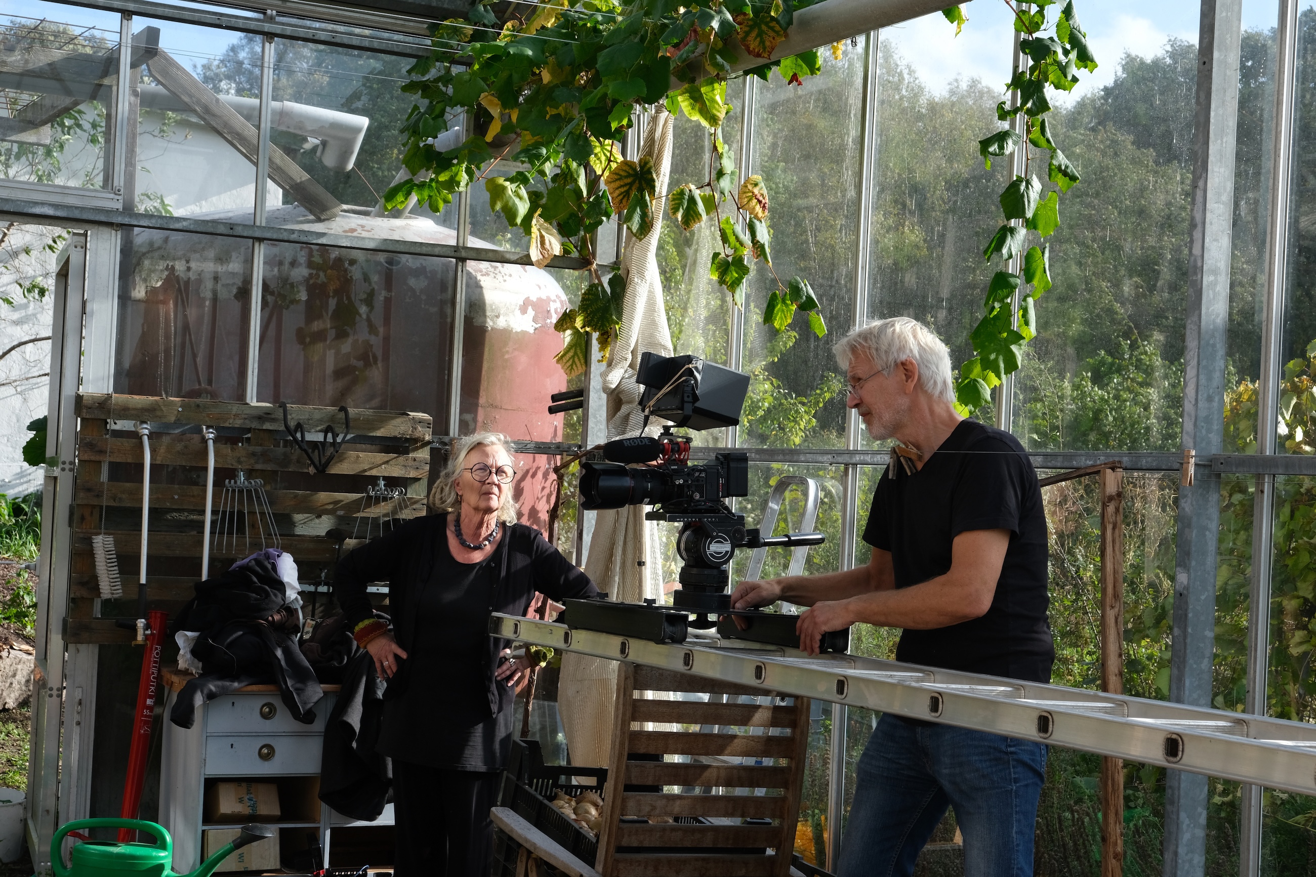 Tina-Marie Qwiberg och Andi Loor filmar vid Nordfrö.