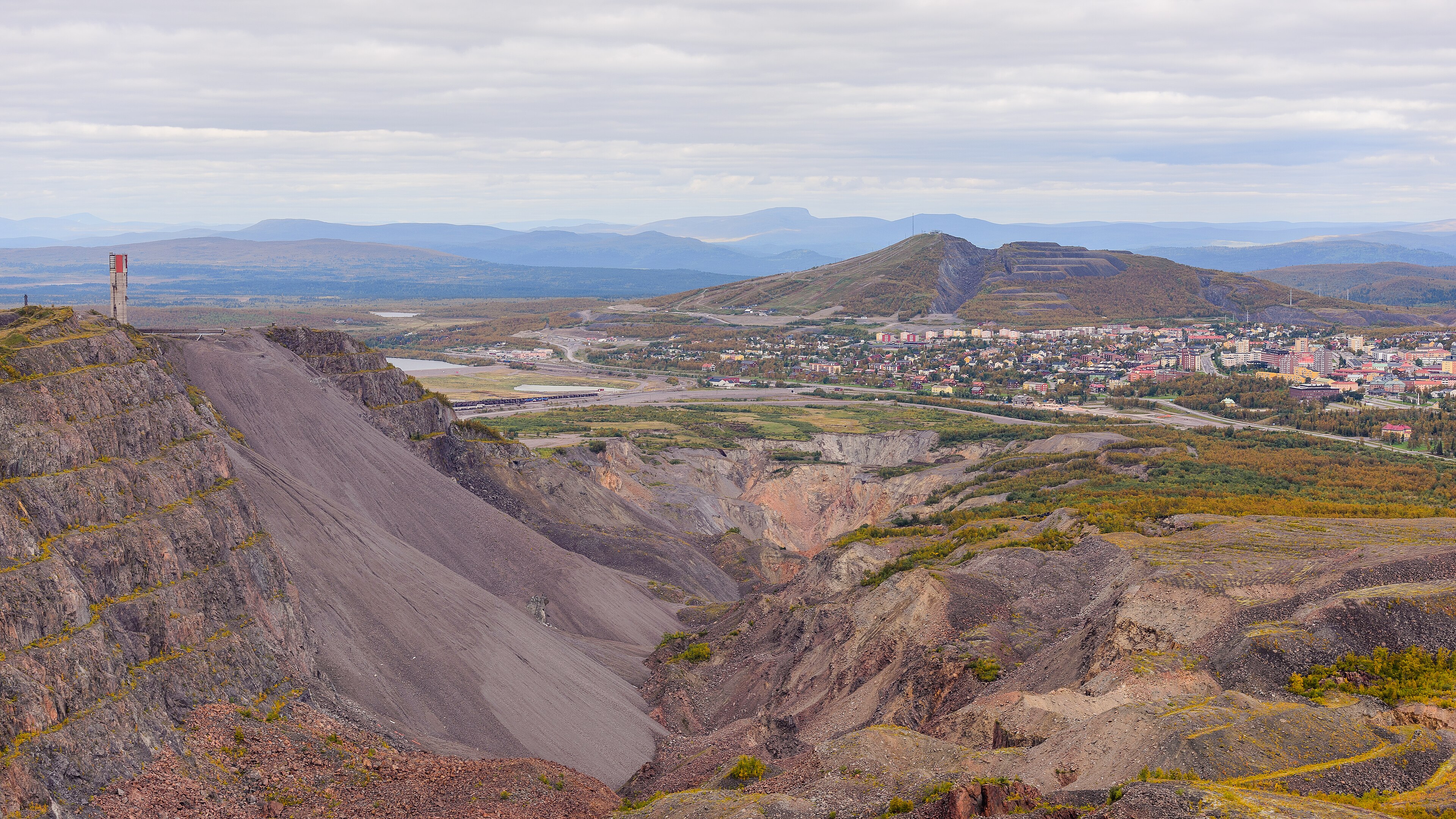 Gruvbergen Kiirunavaara (förgrund) och Luossavaara (bakgrund).
