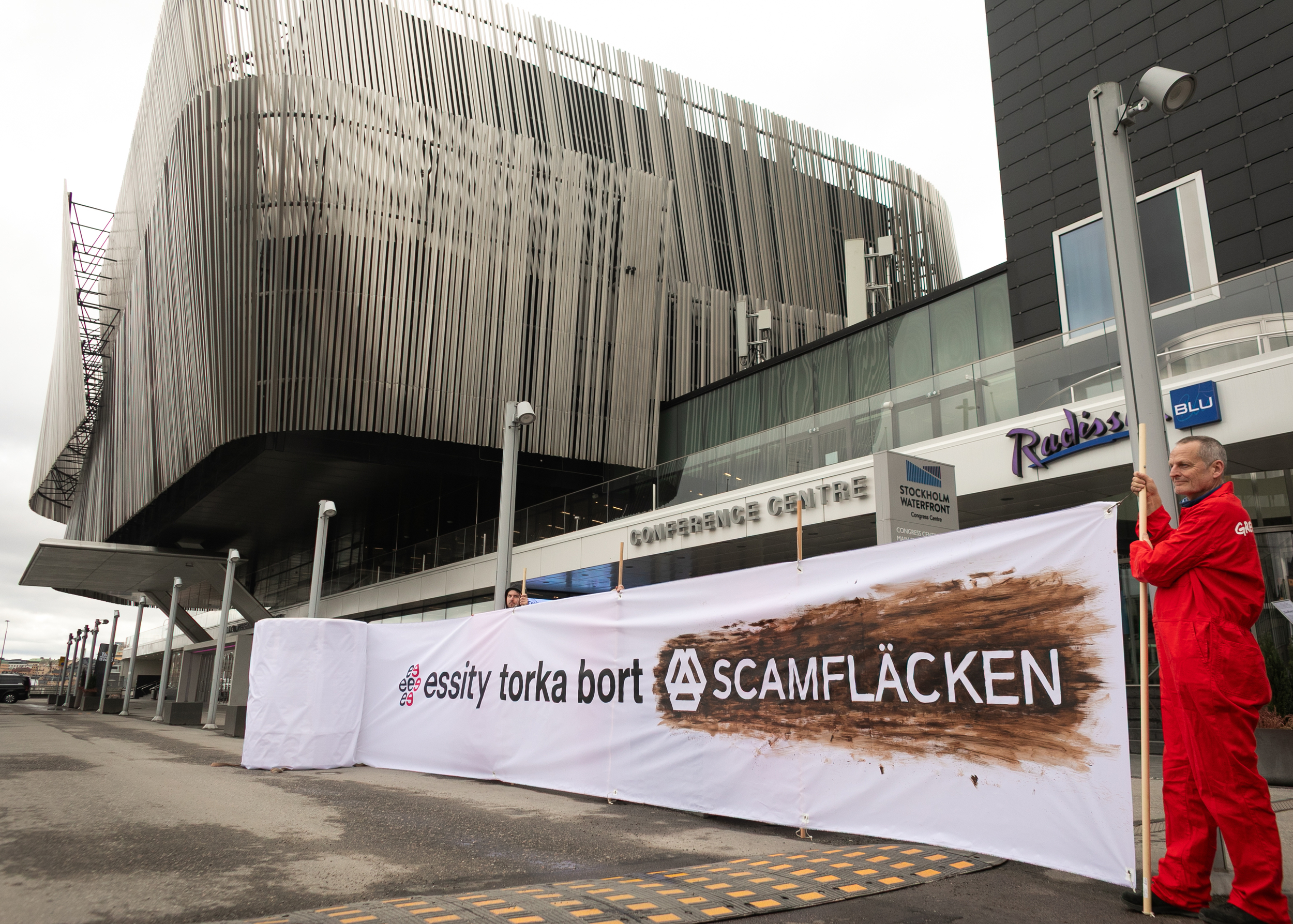 Vid Essitys årsstämma demonstrerar idag flera miljöorganisationer som alla uppmanar mjukpapperskoncernen att följa Nestlé och Zalando och sluta köpa skogsråvara från det kontroversiella skogsbolaget SCA.